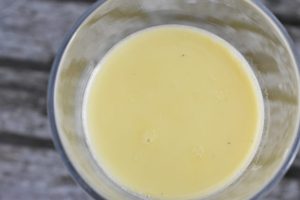 Flødeblandingen hældes på glas