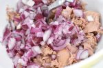 Tunmousse med creme fraiche - uden husblas - tunfisk blandes med løg