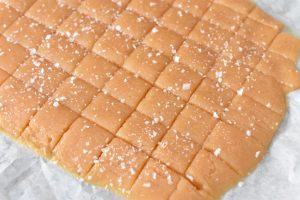 Salt karameller i mikrovn – nem opskrift