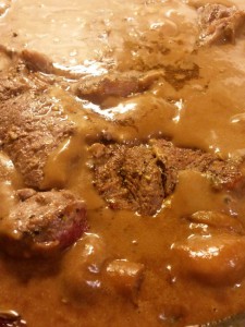2015-01-31 18.44.13 • nogetiovnen.dk Pandestegt entrecote i flødesauce med løg og champignoner