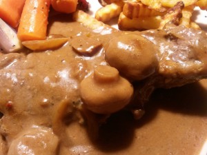 2015-01-31 19.15.15 • nogetiovnen.dk Pandestegt entrecote i flødesauce med løg og champignoner