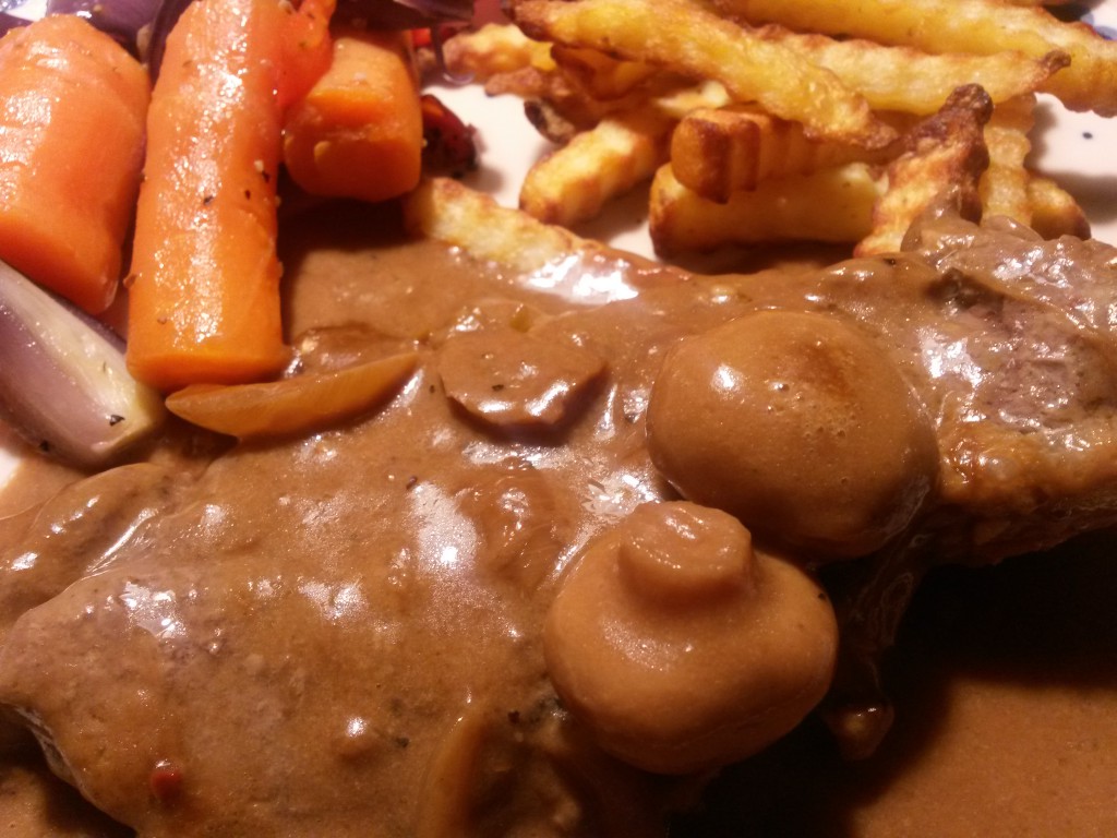 2015-01-31 19.15.18 • nogetiovnen.dk Pandestegt entrecote i flødesauce med løg og champignoner