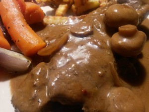 2015-01-31 19.15.47 • nogetiovnen.dk Pandestegt entrecote i flødesauce med løg og champignoner