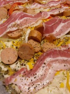Lynhurtige pizzaer med bacon, skinke, løg og peberfrugt