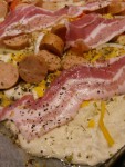 Lynhurtige pizzaer med bacon, skinke, løg og peberfrugt