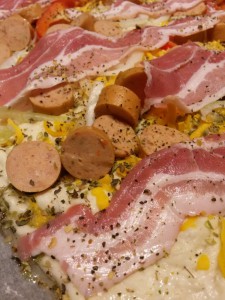 Lynhurtige pizzaer med bacon, skinke, løg og peberfrugt