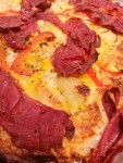 Lynhurtige pizzaer med bacon, skinke, løg og peberfrugt