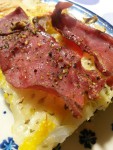 Lynhurtige pizzaer med bacon, skinke, løg og peberfrugt