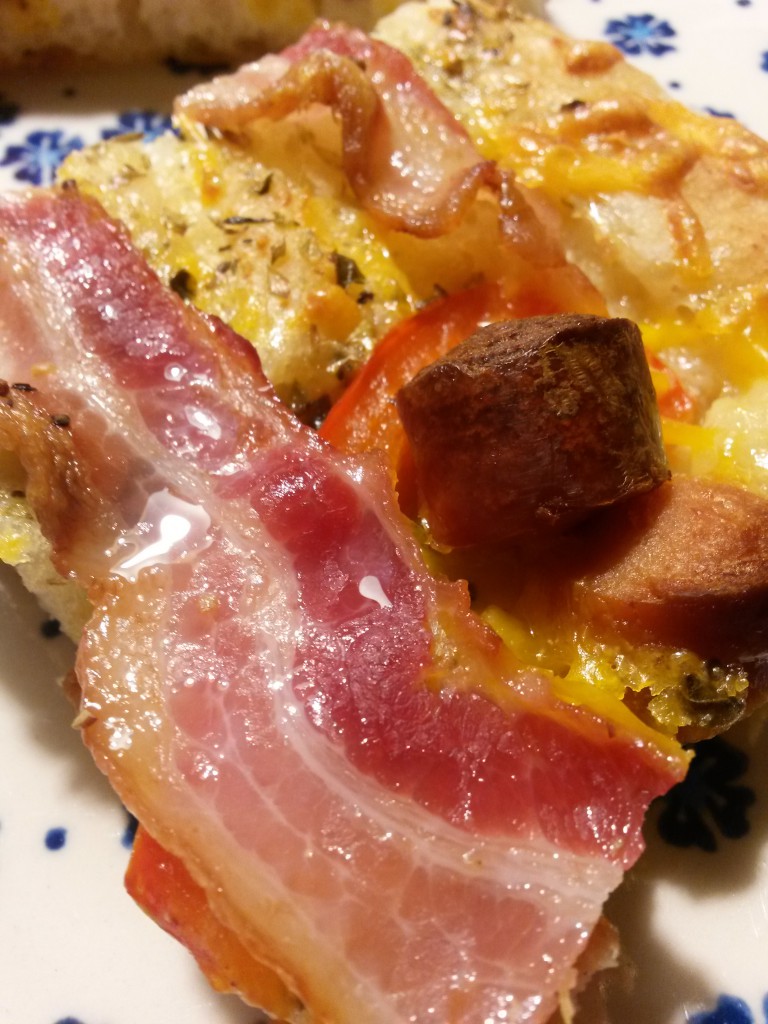 Lynhurtige pizzaer med bacon, skinke, løg og peberfrugt