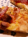 Lynhurtige pizzaer med bacon, skinke, løg og peberfrugt