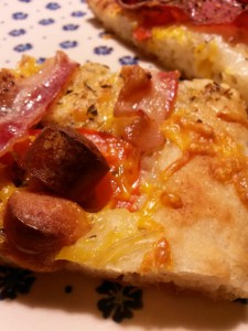Lynhurtige pizzaer med bacon, skinke, løg og peberfrugt