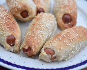 Grove pølsehorn til madpakken - nem opskrift