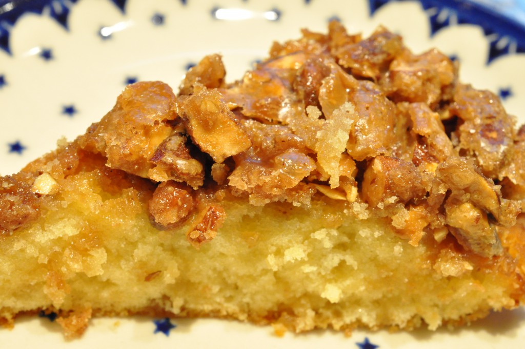 Smørbagt toscakage med marcipan og sprød mandelknas