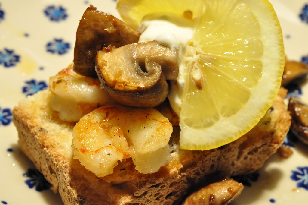 Hvidløgsstegte argentiske rejer, aioli og smørstegte champignon