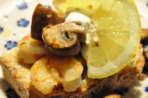 Hvidløgsstegte argentiske rejer, aioli og smørstegte champignin