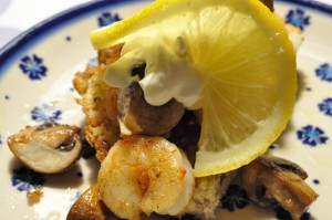 DSC_1990 • nogetiovnen.dk Hvidløgsstegte argentiske rejer, aioli og smørstegte champignin