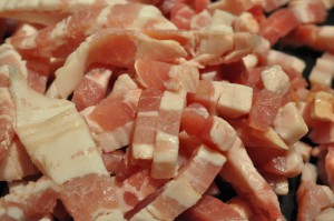 Brændende kærlighed med bacon, løg og gulerødder