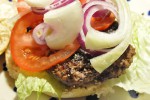 DSC_2175 • nogetiovnen.dk Lækker oksekødsburger med grønt, kryddermayo og chilisauce