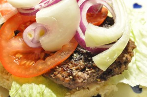 DSC_2176 • nogetiovnen.dk Lækker oksekødsburger med grønt, kryddermayo og chilisauce
