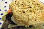 DSC_2185 • nogetiovnen.dk Lækker oksekødsburger med grønt, kryddermayo og chilisauce