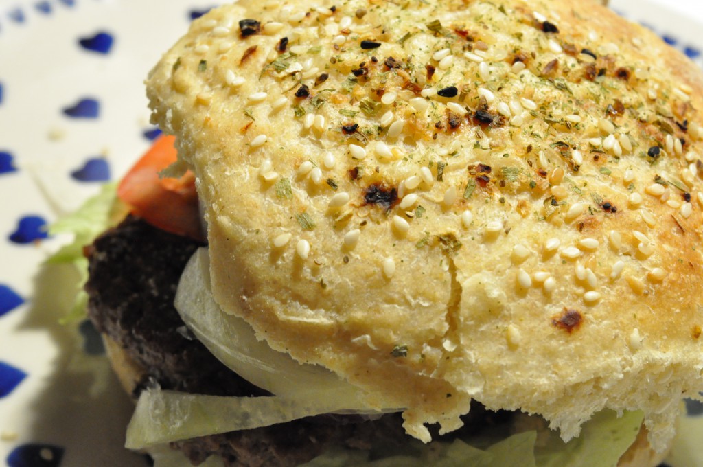 Lækker oksekødsburger med grønt, kryddermayo og chilisauce