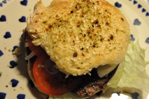 DSC_2188 • nogetiovnen.dk Lækker oksekødsburger med grønt, kryddermayo og chilisauce