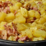 Oldschool biksemad med rigeligt løg, bacon og engelsk sauce