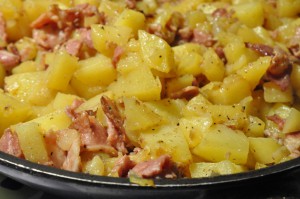 Biksemad med bacon og løg - nem opskrift