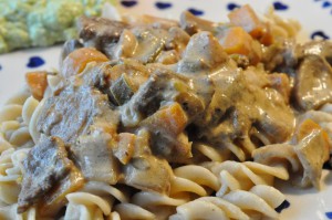 Strimlet oksefilet i pebersauce med pasta og grønt