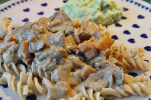 Strimlet oksefilet i pebersauce med pasta og grønt