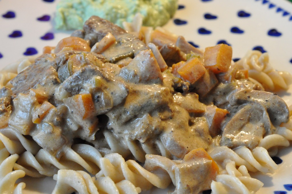 Strimlet oksefilet i pebersauce med pasta og grønt