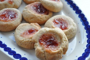 Småkager med syltetøj - julemandens knapper