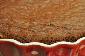 Den bagte chokoladekage uden pynt