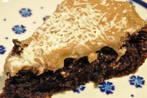 Chokoladekage med marcipan og nougat - nem