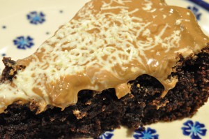 Nem og svampet chokoladekage med marcipan og nougat