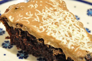 Nem og svampet chokoladekage med marcipan og nougat