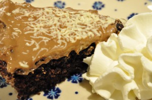 Chokoladekage med marcipan og nougat - nem