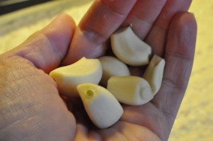 Hvidløgsolie - opskrift til pizza, pasta eller brød