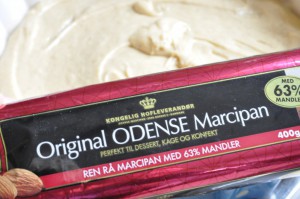Marcipan skæres i tern