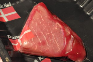 Grillede tykstegsbøffer, råstegte kartofler og salat