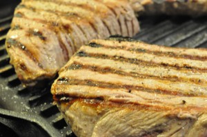 Grillede tykstegsbøffer, råstegte kartofler og salat