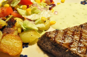 Grillede tykstegsbøffer, råstegte kartofler og salat