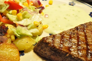 Grillede tykstegsbøffer, råstegte kartofler og salat