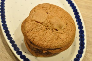 Kæmpe store cookies med farin og Kitkat