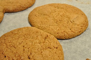 Kæmpe store cookies med farin og Kitkat