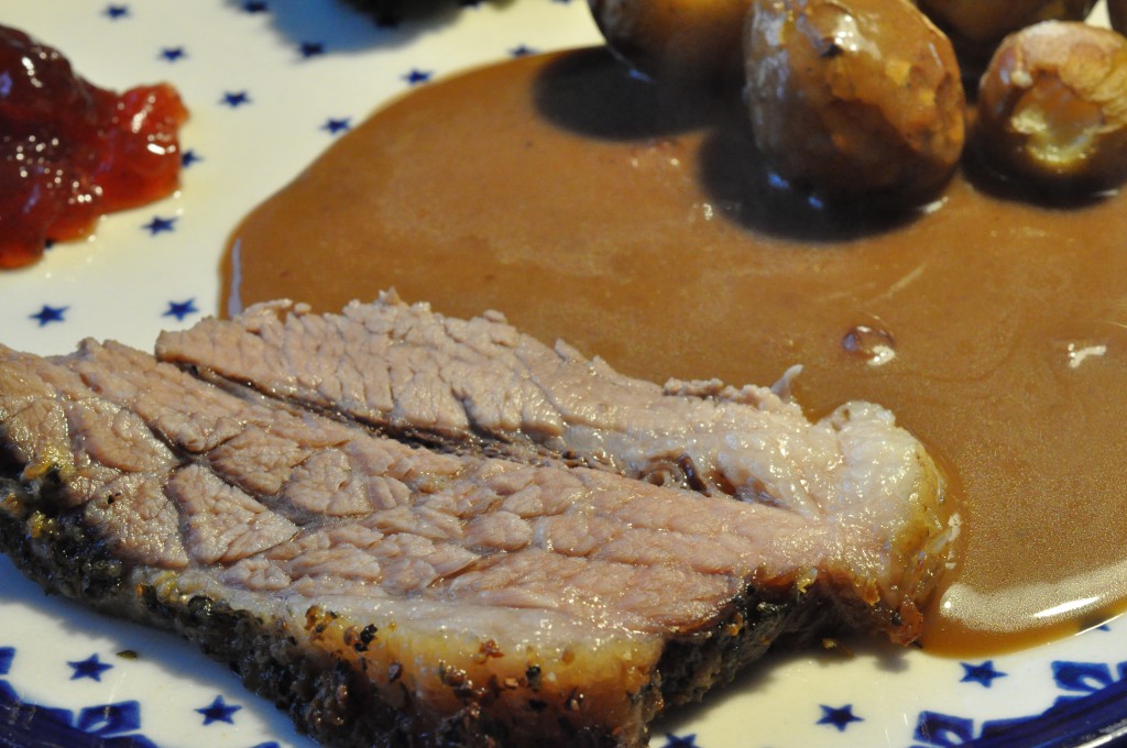 Hvidløgsstegt oksespidsbryst - langtidsstegt i Römertopf