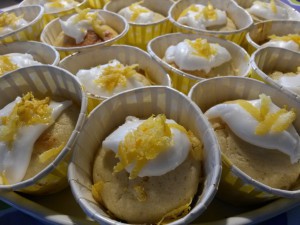 Konfirmation, grin, sol, limousine og en smuk glad pige