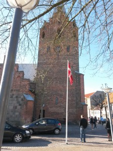 Konfirmation, grin, sol, limousine og en smuk glad pige