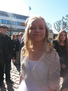 Konfirmation, grin, sol, limousine og en smuk glad pige