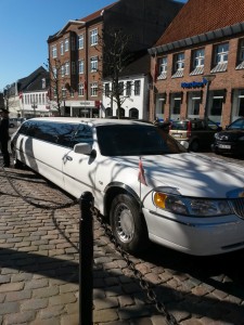 Konfirmation, grin, sol, limousine og en smuk glad pige